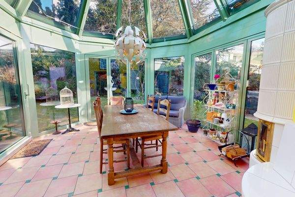 Wintergarten mit Kaminofen