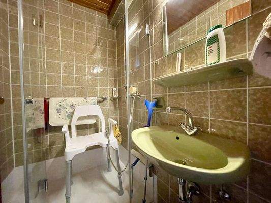 Badezimmer mit Dusche