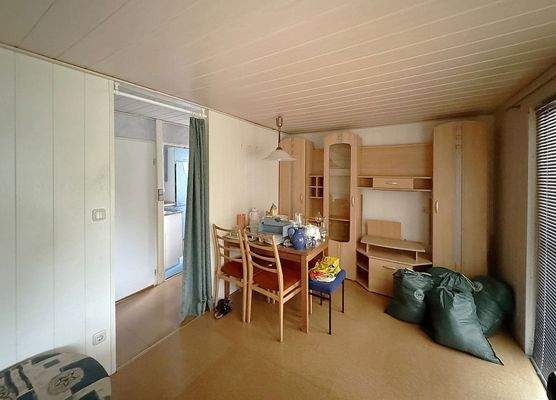 ...schön geräumig auch mit Essbereich