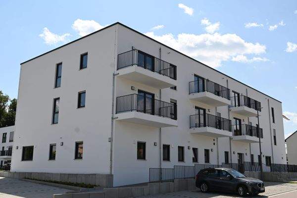 Außenansicht und Stellplätze