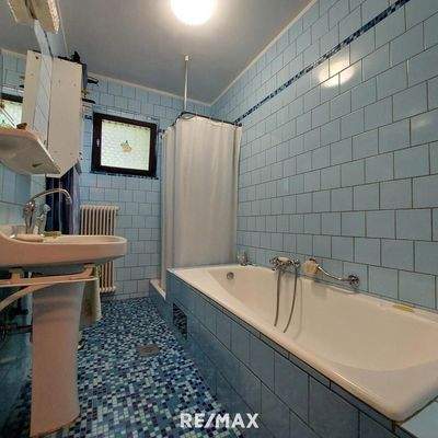 Badezimmer mit Badewanne und Dusche