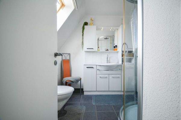 zeitloses Duschbad im Obergeschoss