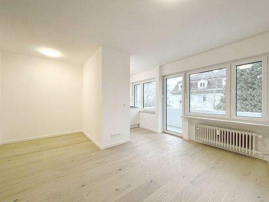 Weitere Ansicht des großen hellen Wohnraumes