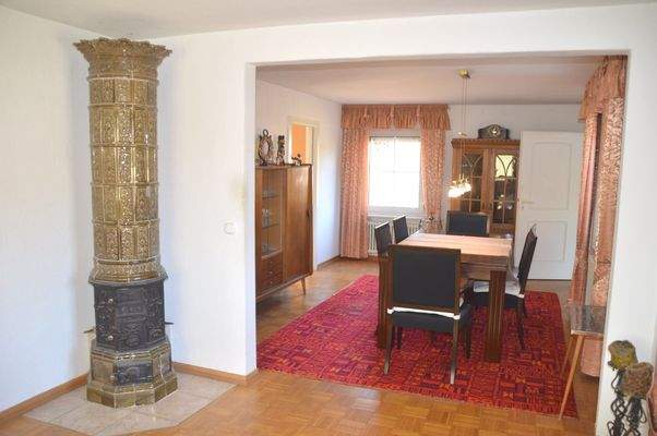 Blick zum Essbereich + Kamin