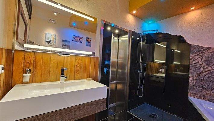 Teilansichten Bad (3).jpg