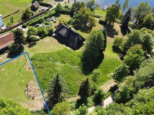 Gesamtlage am See. Die Wohnbaufl ist blau makiert