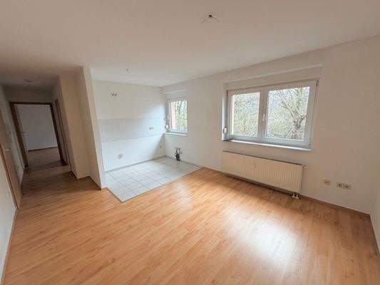 Wohnzimmer mit offener Küche