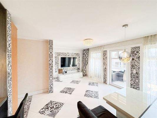 Wohnzimmer mit Zugang zum Balkon