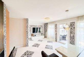 Wohnzimmer mit Zugang zum Balkon