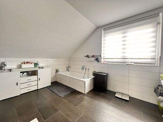 Badezimmer mit Wanne und Dusche