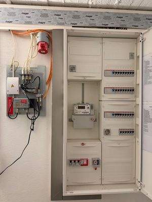 Strom - und Sicherungskasten