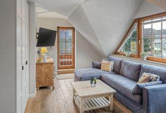 Heller offener Wohn-und-Essbereich - Zugang zum Balkon