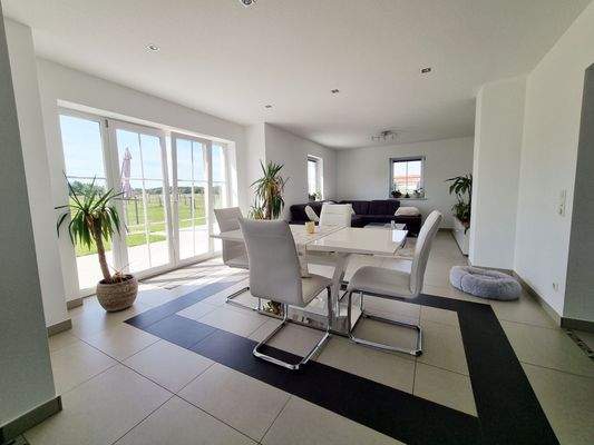 zur Küche offener Wohn- und Essbereich