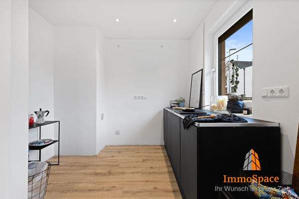 Blick in die Küche mit integrierter Küchenzeile