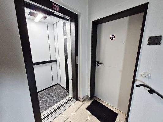 Treppenhaus mit Aufzug