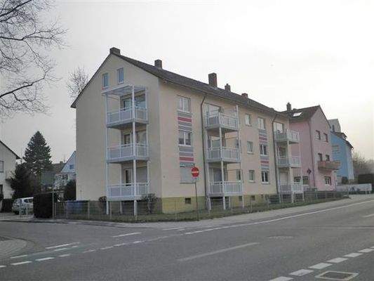 Seitenansicht des Mehrfamilienhauses. 