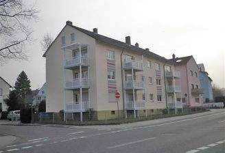 Seitenansicht des Mehrfamilienhauses. 