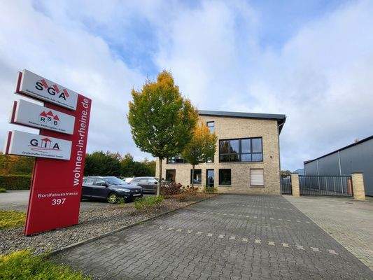 !Außenansicht 2 Straße.jpg