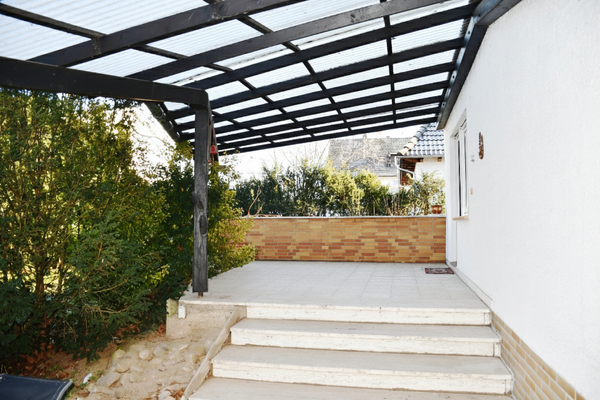 große Terrasse mit Überdachung