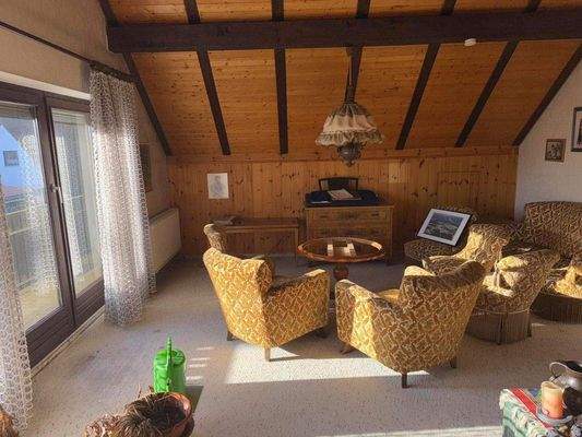 DG_Wohnzimmer mit Balkon_.JPG