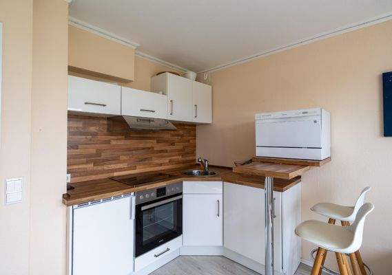 Küchenzeile mit Frühstückstisch