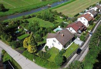 Mit dem ungefährlichen Bach im Hintergrund