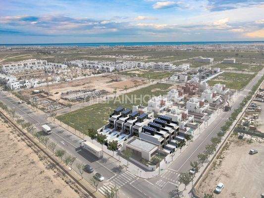 Sustainable Townhouses Near the Coast in Pilar de la Horadada