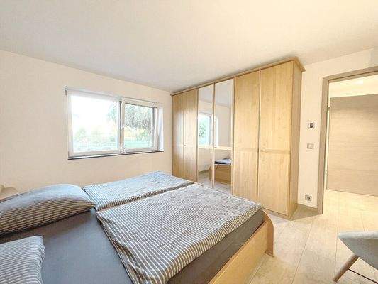 Andere Ansicht durch das Schlafzimmer im EG