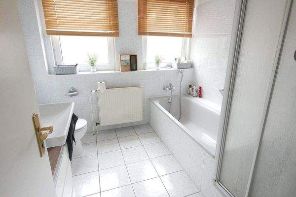 Vollbad mit Wanne u. Dusche, Haus 2