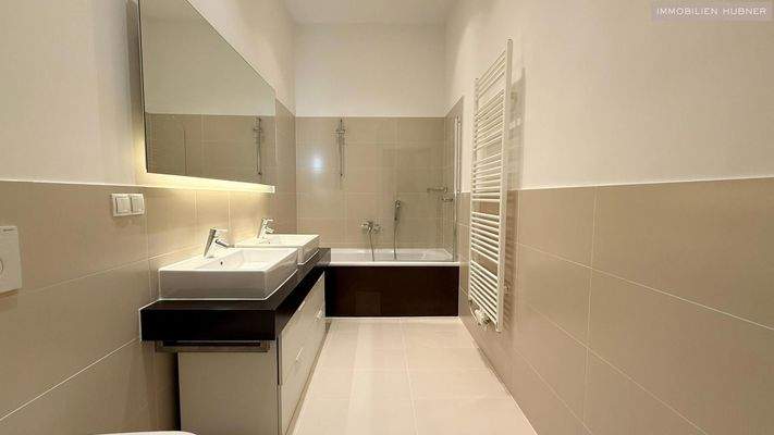 Bad1 mit Badewanne und WC