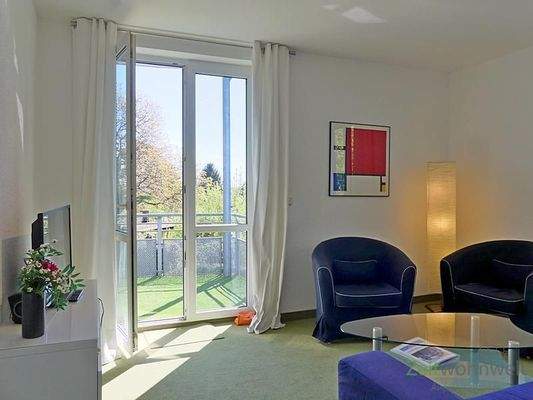 Wohnzimmer mit Balkon