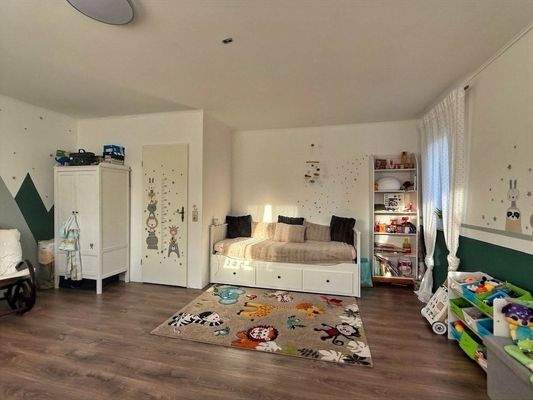 Schlafzimmer mit drei großen Fenstern, Aufteilung in zwei Zimmer möglich