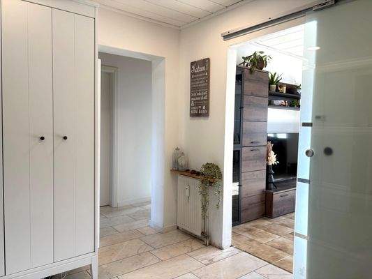 Diele mit zeitlosem Marmorboden