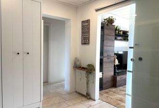 Diele mit zeitlosem Marmorboden