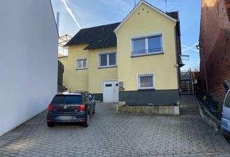 Hausansicht mit Hoffläche