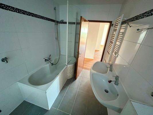 Wohnung EG: Tageslichtbad/WC 2