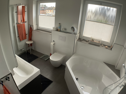 neues Bad mit Badewanne und Dusche