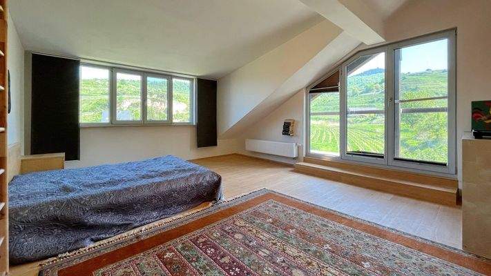 Die ersten Sonnenstrahlen können Sie morgens auf dem Ostbalkon mit Blick in den Garten einfangen