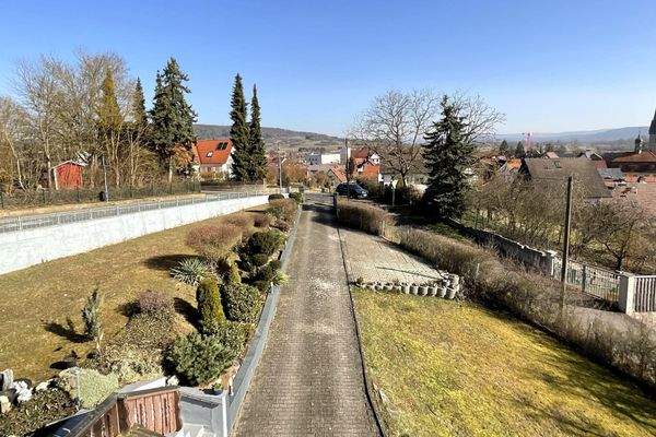 Einfahrt und Parkplätze