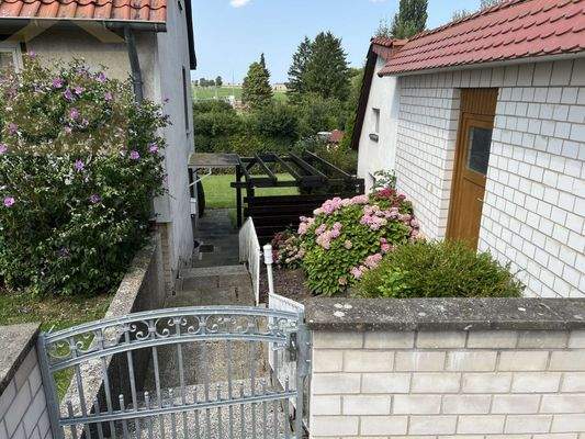 Durchgang Anbau und Haus