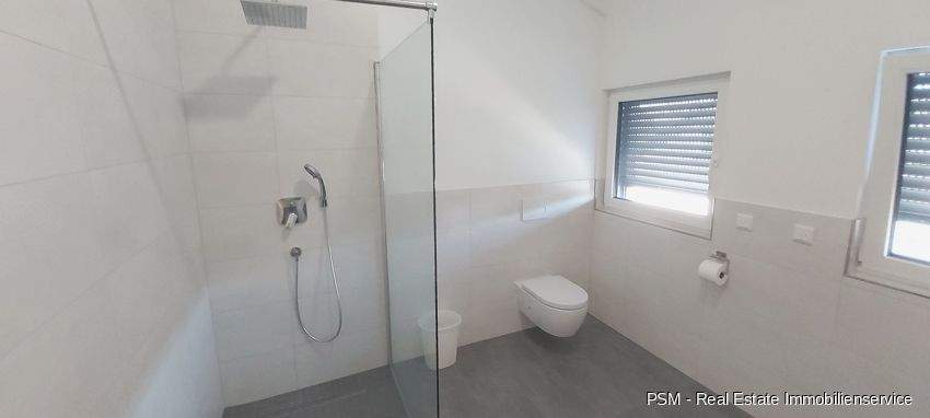 Modernes Duschbad im DG