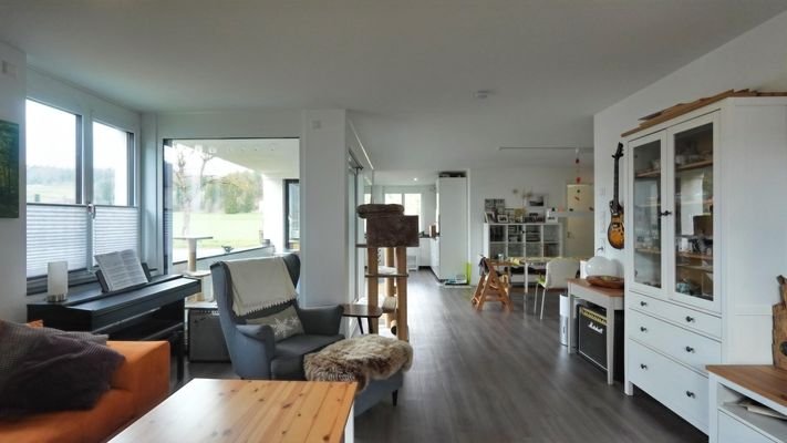 Blick Sofa-Bereich zum Tisch