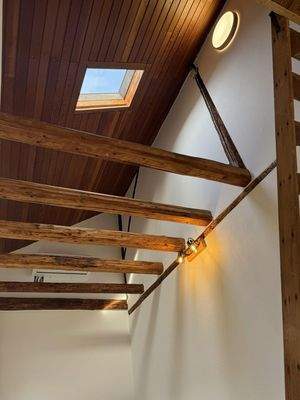 Freigelegte Balken -Hinterhaus