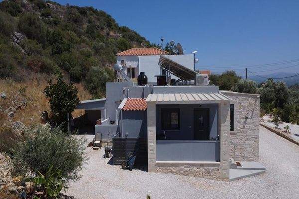 Kreta, Kalamitsi Amigdali: Charmantes kretisches Haus mit privatem Olivenhain und Bergblick zu verkaufen