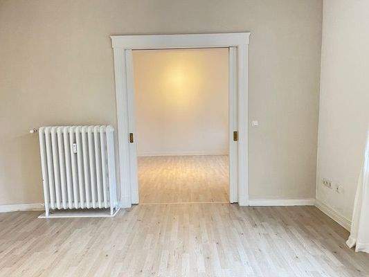 Wohnzimmer-Arbeitszimmer mit geöffneter Schiebetür