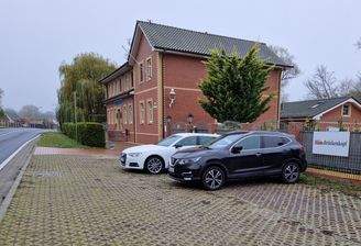 Außenansicht mit Parkplatz.jpg