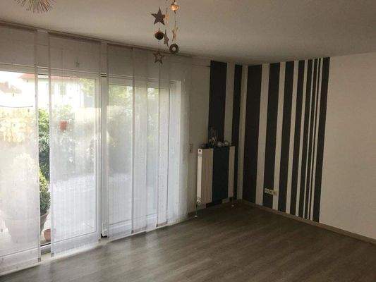 Lichtdurchflutetes Wohnzimmer mit Blick auf kleine