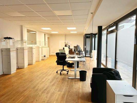 Großer Innenraum mit großer Fensterfront für maximale Sichtbarkeit