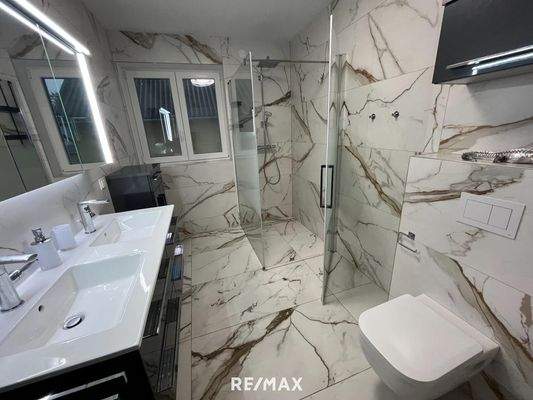 Badezimmer mit Dusche und WC im Obergeschoss