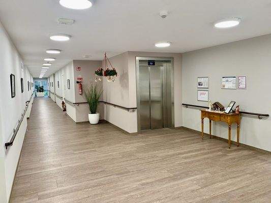 28. Gemeinschaft, vorderes Gebäude, Eingangsbereich mit Aufzug 2